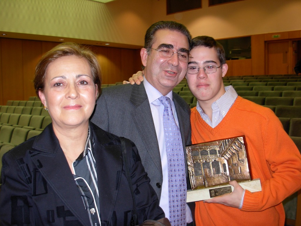 Jose Ramon y su familia posan con el trofeo